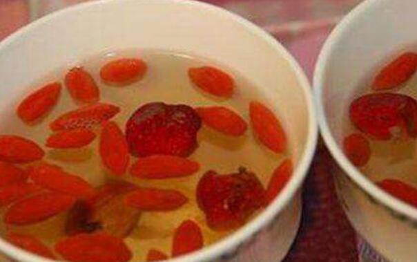 黑枸杞泡水喝的功效與作用-易網(wǎng)健康<a href=http://m.logojc.com/jkys/ target=_blank class=infotextkey>養(yǎng)生</a>網(wǎng) 黑枸杞泡水喝的功效與作用