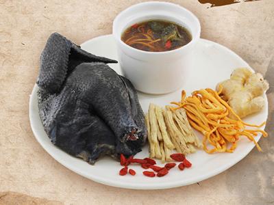 紅參燉湯配什么好 紅參燉湯的食譜